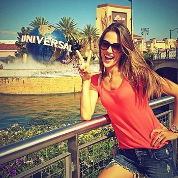 Алессандра Амбросио провела день на студии Universal