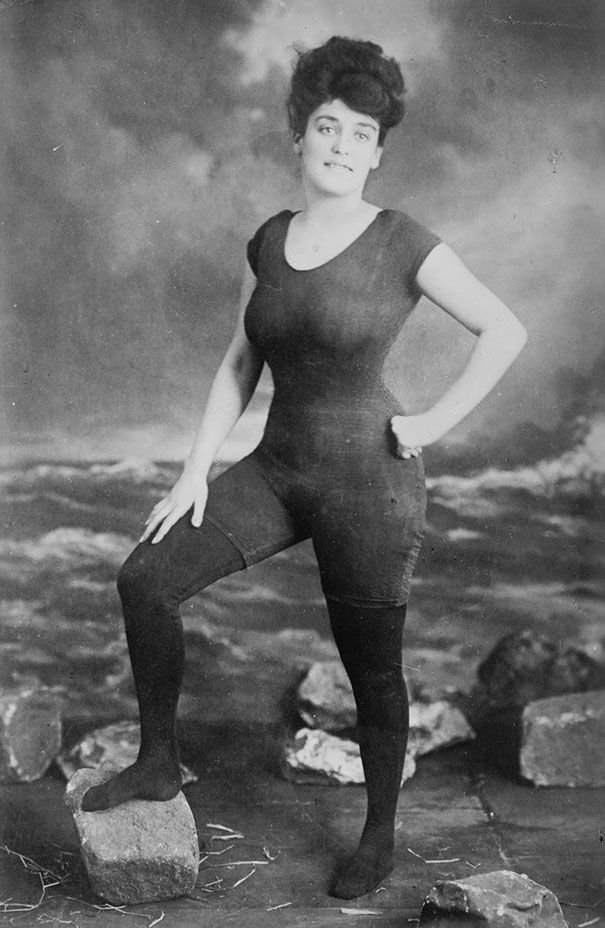 Аннет Келлерман продвигает право женщин носить обтягивающие комбинированные купальники. 1907 год. Позже была арестована за непристойность