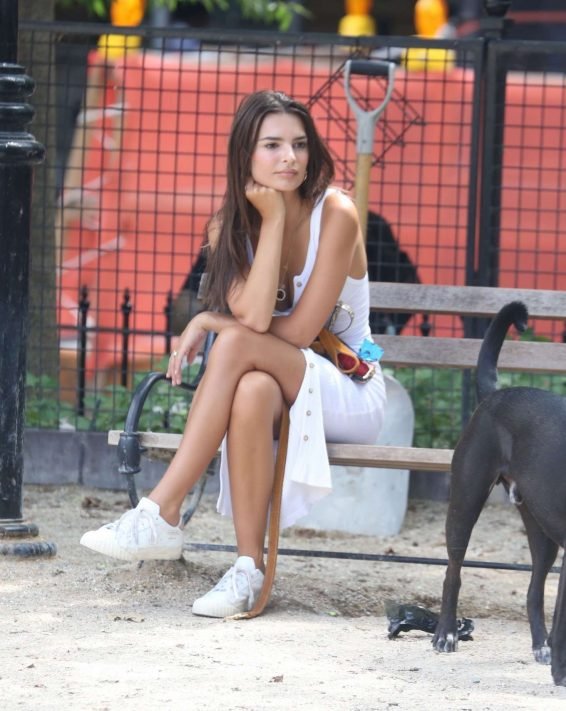Emily Ratajkowski 2019 : Emily Ratajkowski â Taking her dog Colombo in Washington Square Park-01
