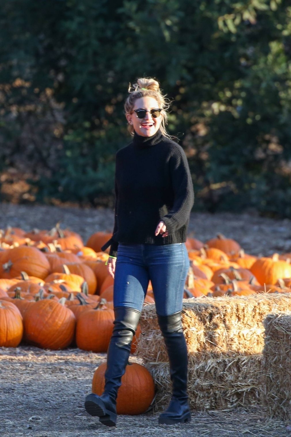 Kate Hudson 2021 : Kate Hudson – Takes all of her kids and husband Danny Fujikawa to a pumpkin patch in Santa Monica-03