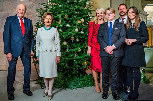 Король Норвегии Харальд V с женой Соней и их сын Хокон с семьей