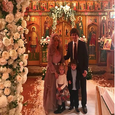Алла Пугачева и Максим Галкин с дочерью Лизой и сыном Гарри