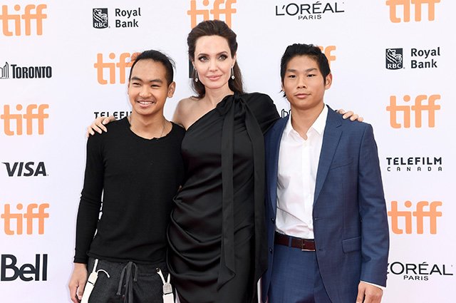 Анджелина Джоли с сыновьями Мэддоксом и Паксом