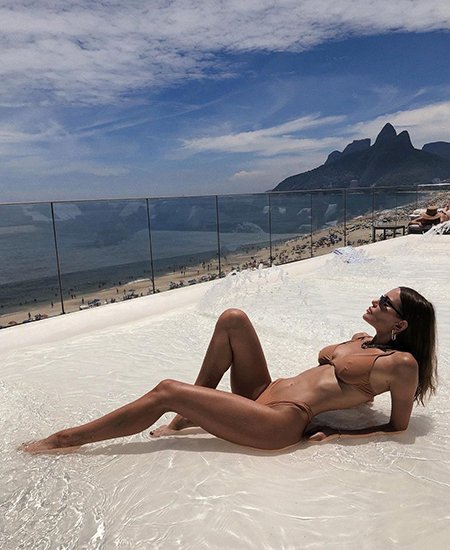 Вернувшись из Бразилии, Дарья Коновалова продолжает делиться с подписчиками отпускными фото