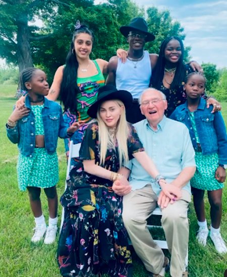 Мадонна с детьми и отцом Сильвио Чикконе