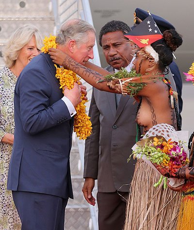 герцогиню Корнуольскую Камиллу и принца Чарльза встречают в Папуа-Новой Гвинее
