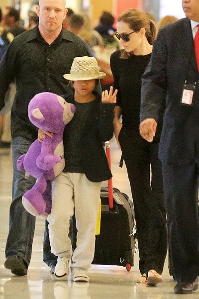 Анджелина Джоли с сыном Паксом в аэропорту нью-йорка