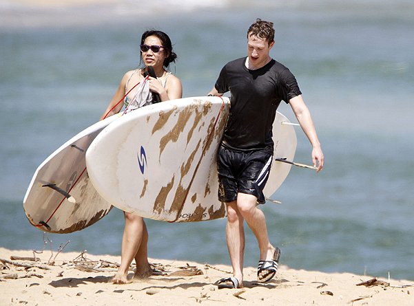  Марк Цукерберг с женой занимаются серфингом на Гавайях