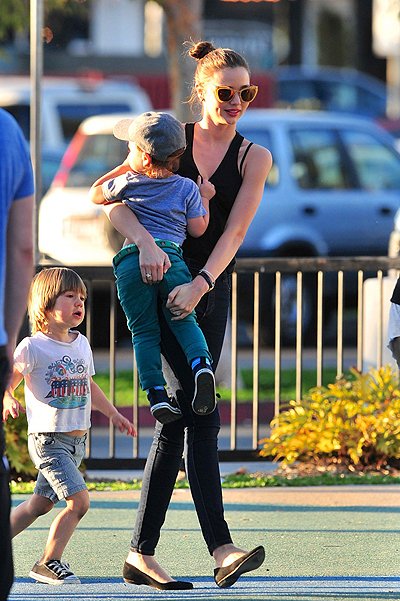 Миранда Керр в Лос-Анджелесе на прогулке с сыном Фл