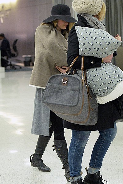 Блейк Лайвли с дочерью в аэропорту Нью-Йорка
