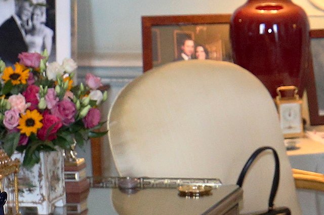 Фотографии на столе королевы Елизаветы II