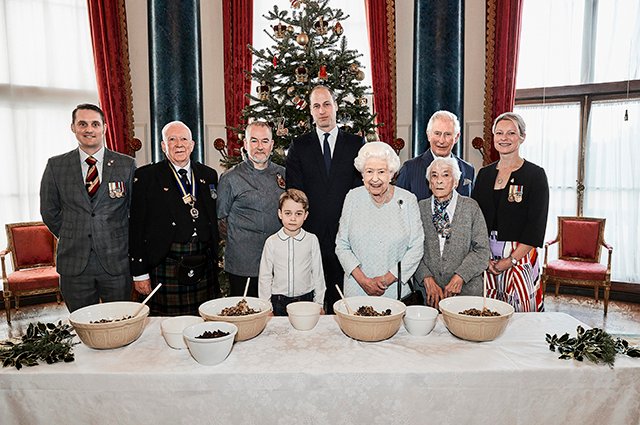 Принц Уильям, принц Джордж, королева Елизавета II и принц Чарльз и ветераны британской армии