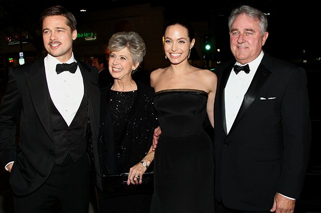 Брэд Питт с родителями Джейн и Уильямом и экс-супругой Анджелиной Джоли