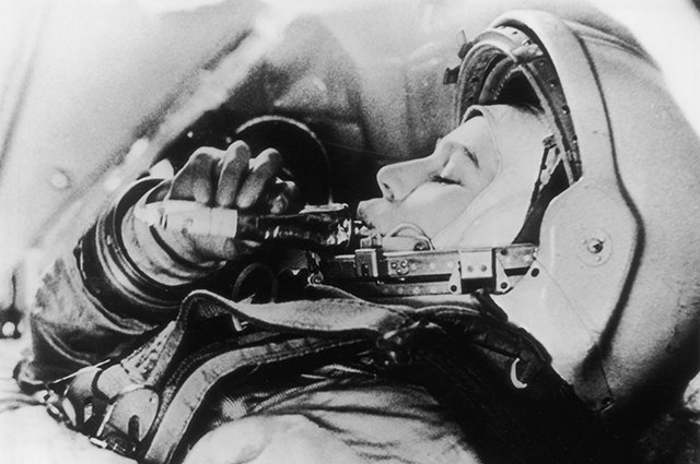 Валентина Терешкова во время своего симуляционного полета в космос (фото 1963 года)