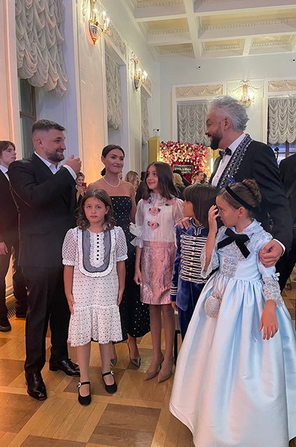 Рэпер Баста с женой Еленой Вакуленко и дочерьми, Филипп Киркоров с детьми