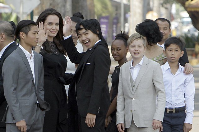 Анджелина Джоли с сыновьями Мэддоксом и Паксом, а также дочерьми Захарой и Шайло