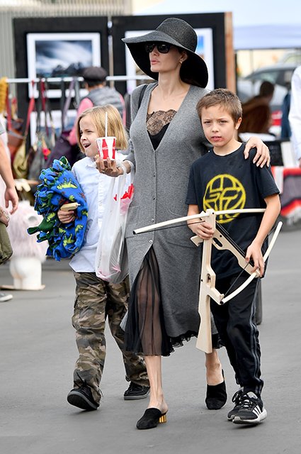 Анджелина Джоли с дочерью Вивьен и сыном Ноксом