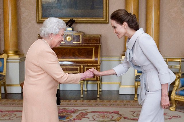 Королева Елизавета II и Анджелина Джоли, 2014 год