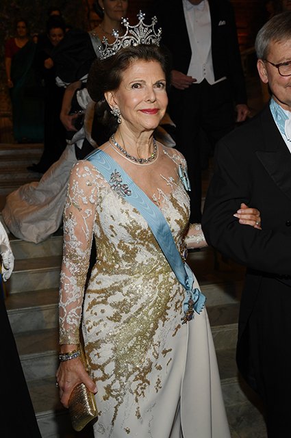 Королева Сильвия с одним из лауреатов Нобелевской премии