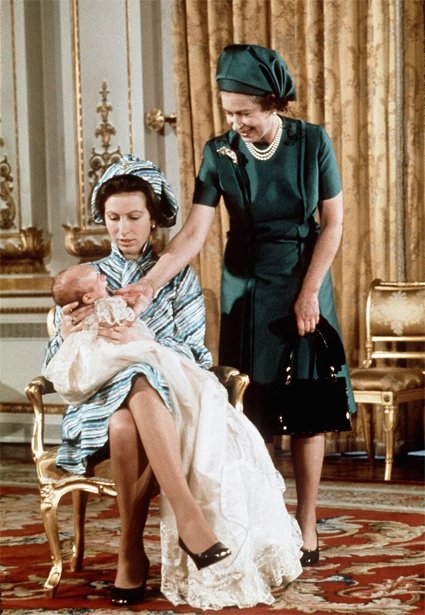 Принцесса Анна с первенцем Питером и мамой, королевой Елизаветой II