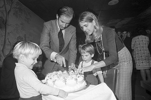 Джо и Нелия Байден с сыновьями Бо и Хантером