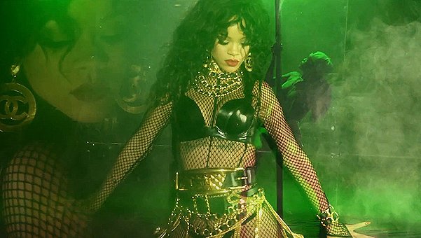 Премьера клипа: Rihanna - Pour It Up 5