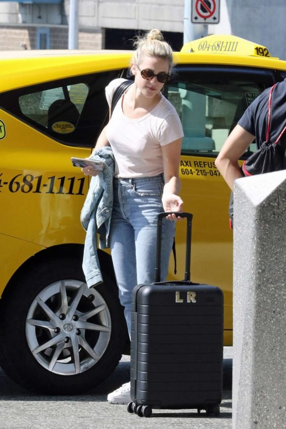 Lili Reinhart 2019 : Lili Reinhart â Arrives at Airport in Vancouver-04