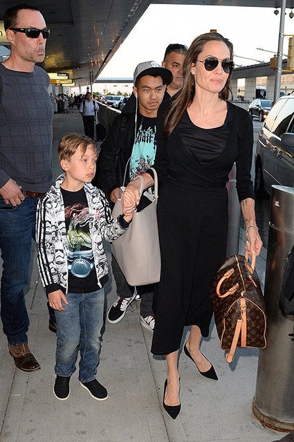 Анджелина Джоли с сыновьями Ноксом и Мэддоксом и братом Джеймсом