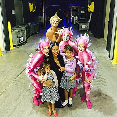 Адриана Лима с артистами Cirque du Soleil