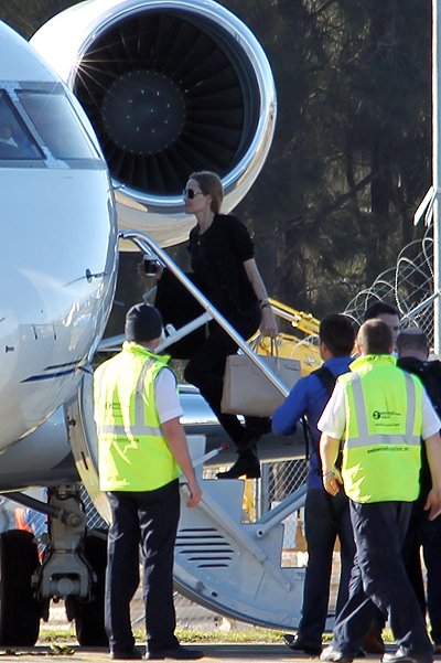 Анджелина Джоли с сыном Паксом покидают Сидней