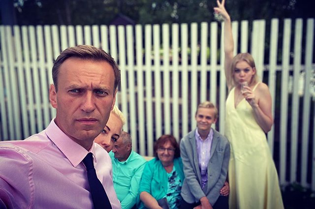 Алексей Навальный с женой Юлией, сыном Захаром, дочерью Дашей и родителями