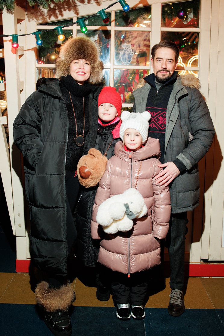 Юлия и Артем Акимовы с детьми