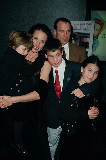 Энди Макдауэлл и Пол Куэлли с дочерьми Маргарет и Рейни и сыном Джастином