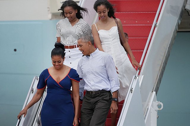 Барак и Мишель Обама с дочерьми