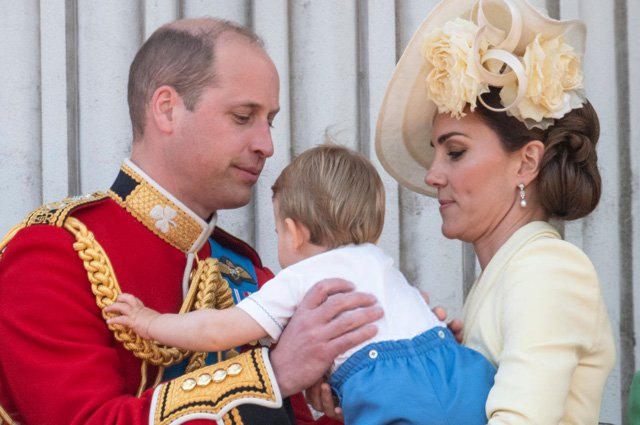 Принц Уильям и Кейт Миддлтон с принцем Луи