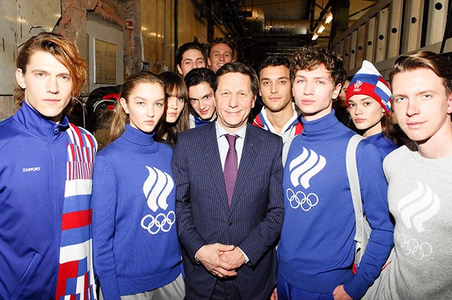 Президент Олимпийского комитета России Александр Жуков с моделями показа Zasport
