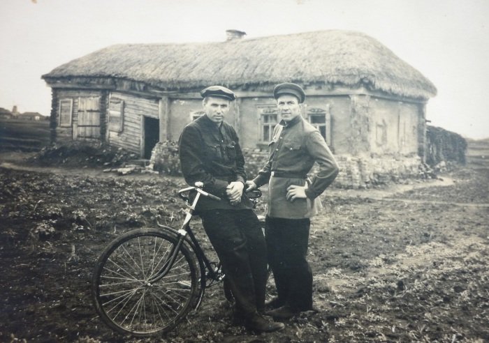 Двое мужчин возле велосипеда в селе Никольское. СССР, 1948 год.
