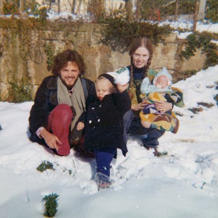 Роуз Макгоун с родителями и братом