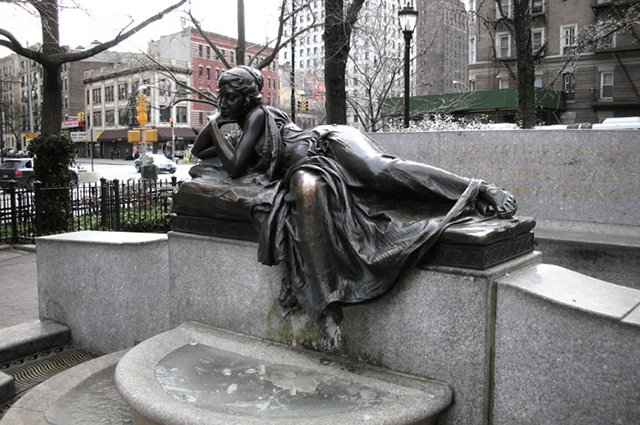 Статуя в память об Иде и Исидоре Штраусах, погибших в крушении «Титаника». Скульптор Генри Лукман (1913). Моделью для нимфы была Одри Мэнсон