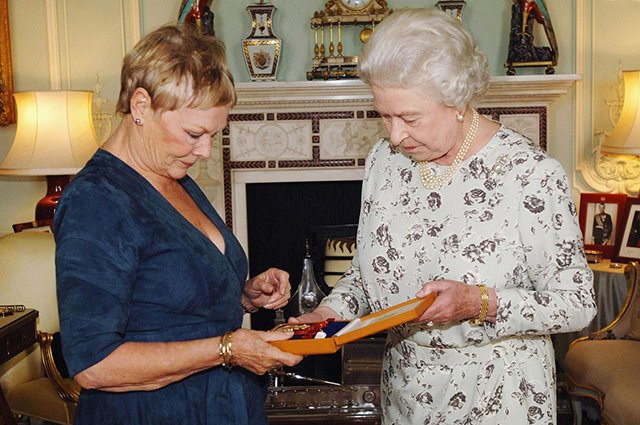 Джуди Денч встречалась с королевой несколько раз. В 2005 году в Букингемском дворце она получила из рук Елизаветы II Орден Кавалеров Чести, который вручается за достижения в искусстве и науке.