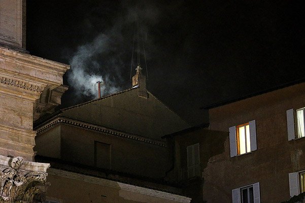 Белый дым: в Ватикане избрали нового Папу Римского