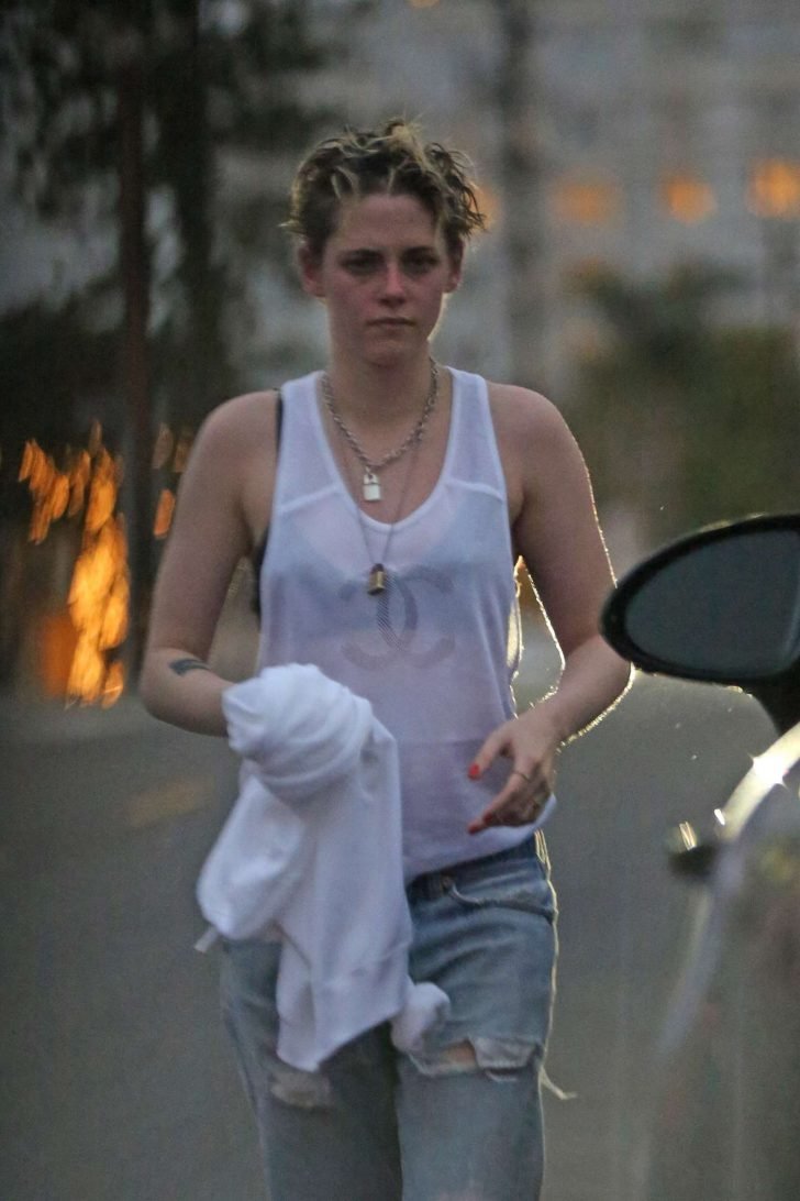 Kristen Stewart in Ripped Jeans -02