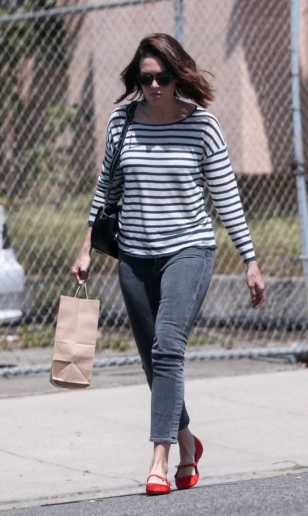 Mandy Moore: Picking up lunch from a restaurant -02