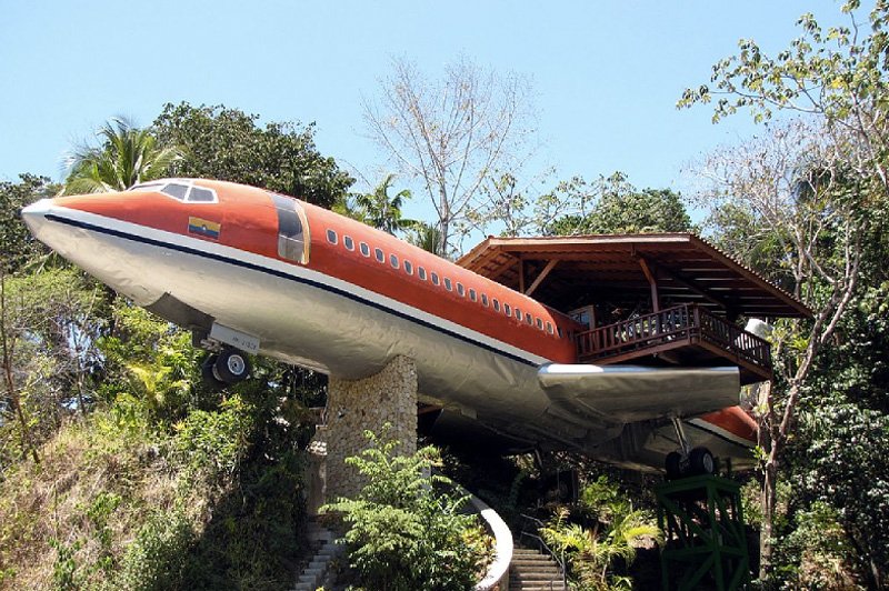 Списанный самолет со свалки аэропорта в Сан-Хосе дизайнеры перевезли в джунгли Коста-Рики и сделали 
