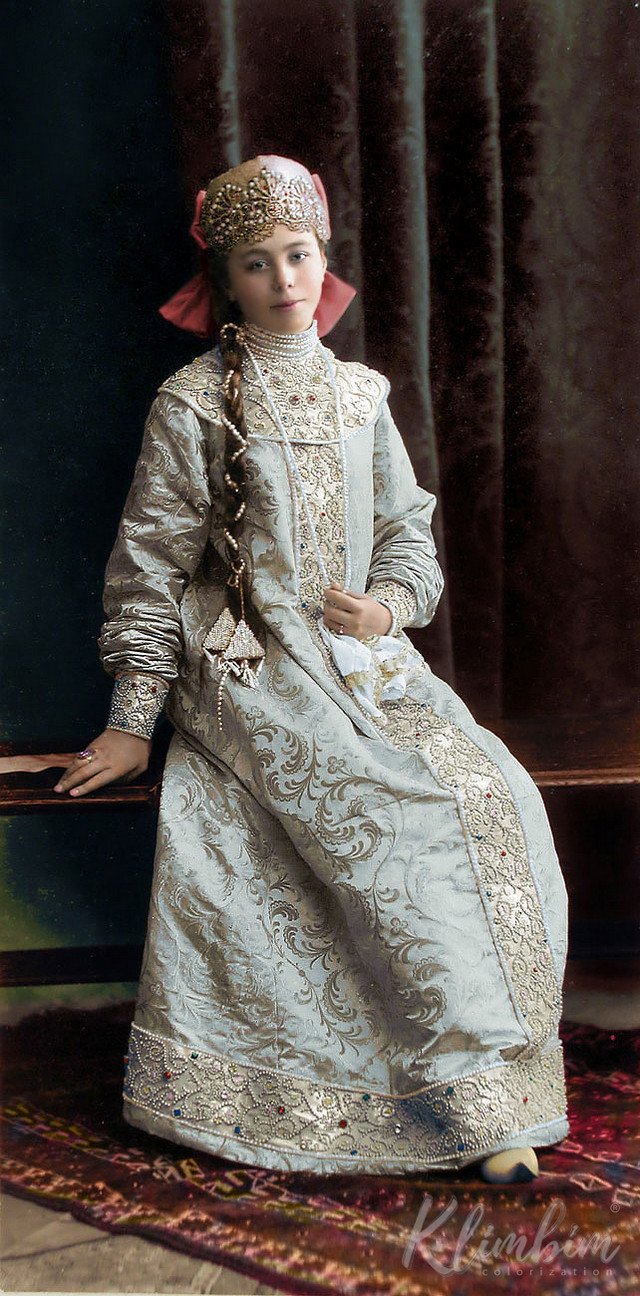 Великолепие костюмированного бала Романовых в раскрашенных фотографиях 1903 года 9