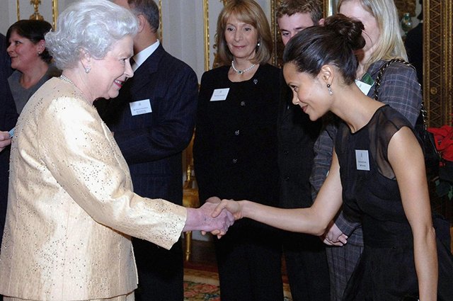 Тэнди Ньютон решила не рисковать и отдала предпочтение черному платью на встрече с королевой в 2006 году