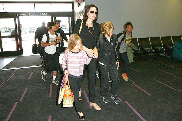 Анджелина Джоли и Брэд Питт с детьми в аэропорту Лос-Анджелеса