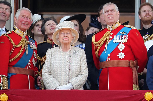 Принц Чарльз, Елизавета II и принц Эндрю