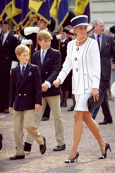 Принцесса Диана с сыновьями - принцами Гарри и Уильямом, 1995 год