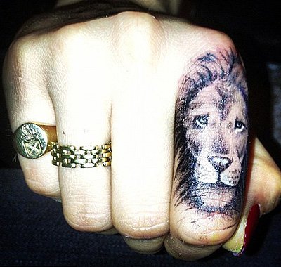 Львы рулят: первая татуировка Кары Дельвинь